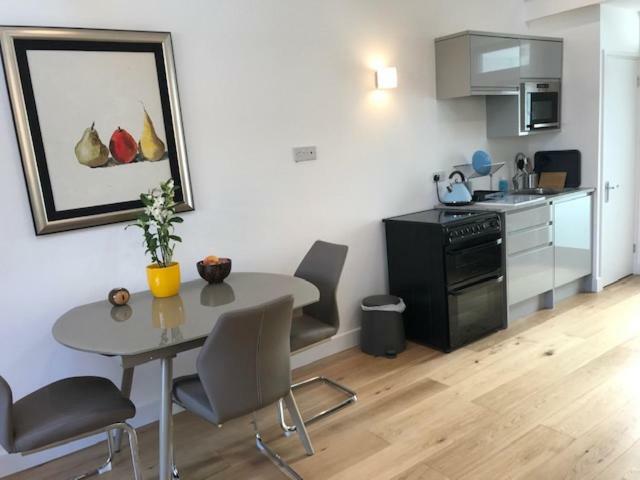 The Coach House 75 Epsom Road Apartman Guildford Kültér fotó